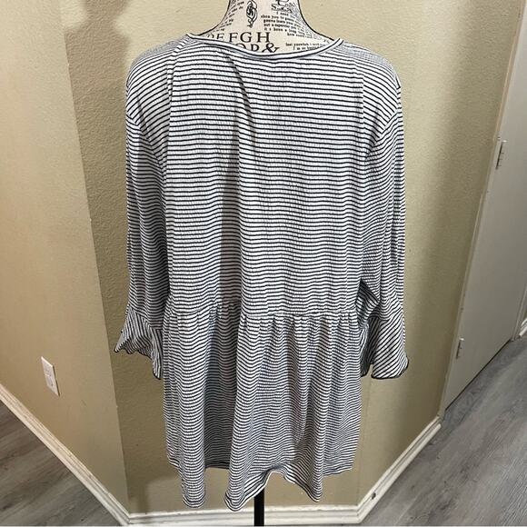 Torrid stripe top 2‎ 2X - Picture 3 of 7